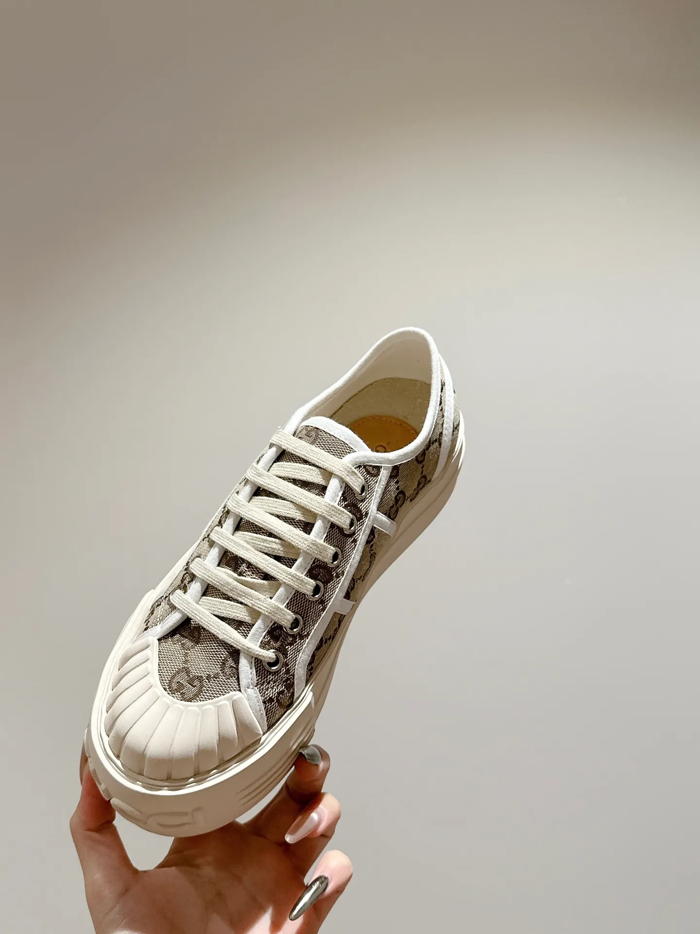 👟👟Ex-factory price 520👟👟 Women's models are new🆕 Arrival Gucci tennis 1977 classic Loft series canvas shoes... 2025 hot recommended model, G+1977×Disney cooperation series... GG canvas is made of finished products and incorporates brand elements. The retro style is rich, the classics and feelings are perfect for recall! Each color fabric developed by the original version is customized by the original version, and we pursue the ultimate in large-scale products! Market-level top version ⚠ Fabric: Customized GG cloth electric embroidery/5D washed distressed canvas Lining: Customized terry cloth lining (the feet are fitted and cannot be disassembled) Outsole: Original molded TPU two-color outsole Size: 35-40 (41 customized)